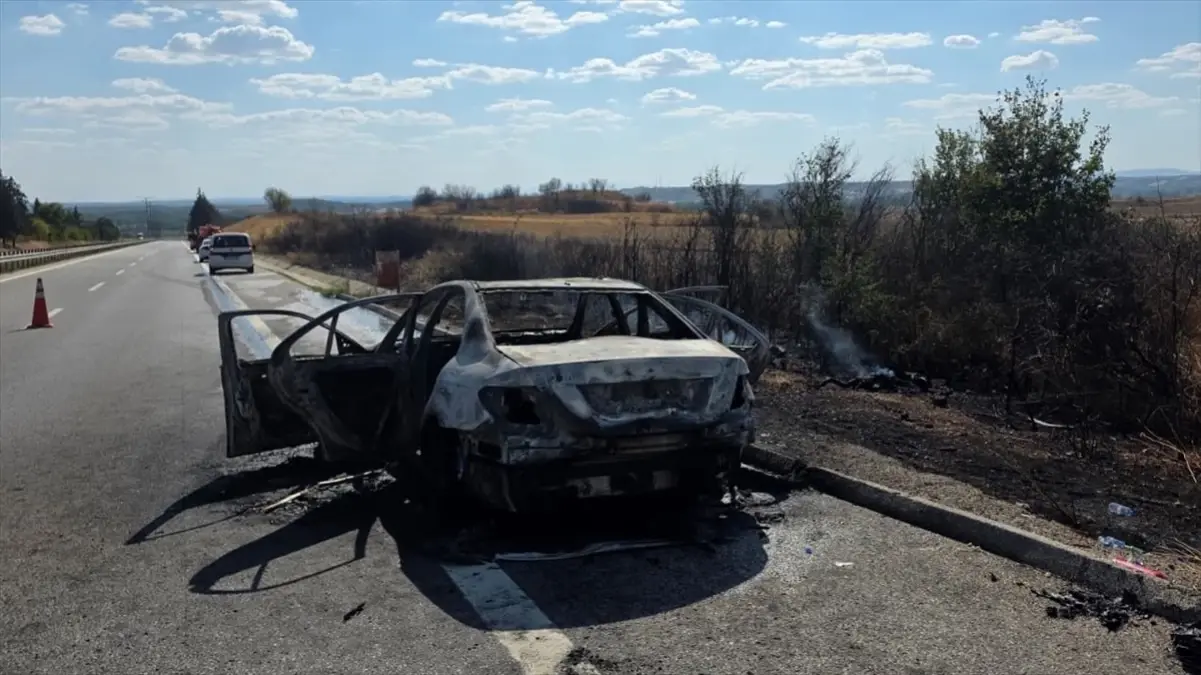 Edirne’de Sınır Kapısı Yakınında Otomobil Yangını