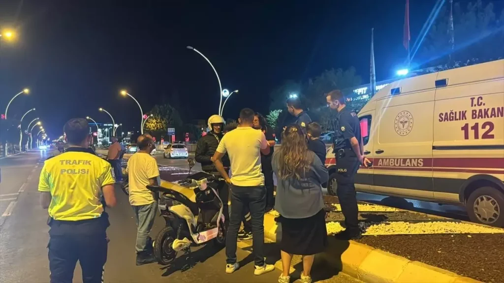 Taksiden Elektrikli Motosiklete Çarpma: 1 Yaralı