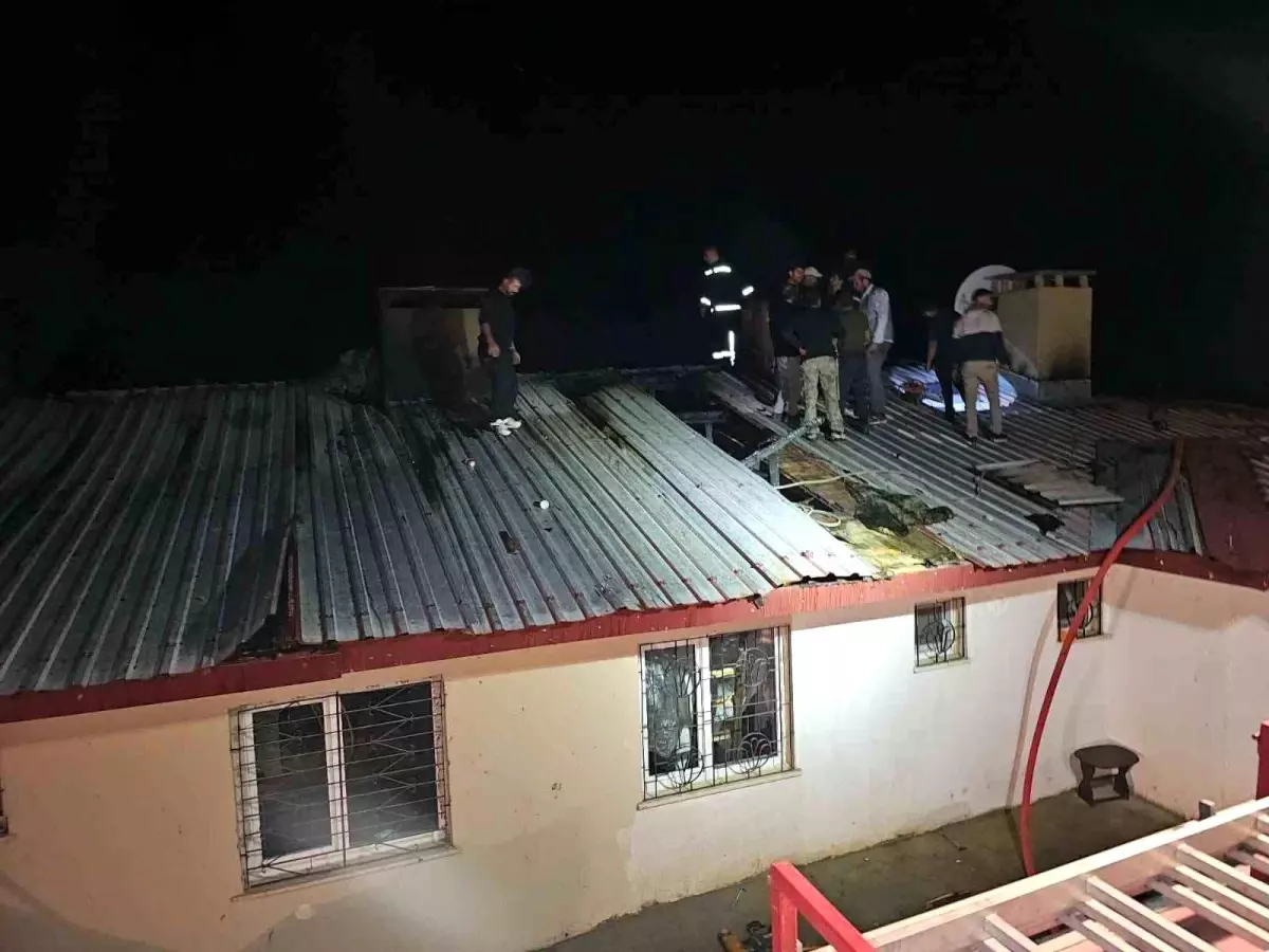 Elazığ’da Ev Yangını: 3 Kişi Dumandan Etkilendi