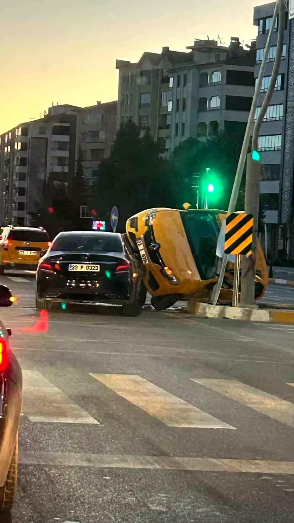 Elazığ’da Ticari Taksi ile Otomobil Çarpıştı: 2 Yaralı