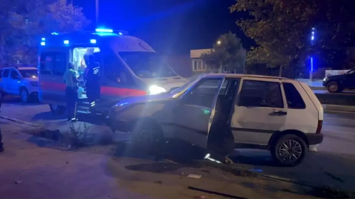 Erzincan’da Otomobil Kaldırıma Çıkarak 1 Kişiyi Yaraladı
