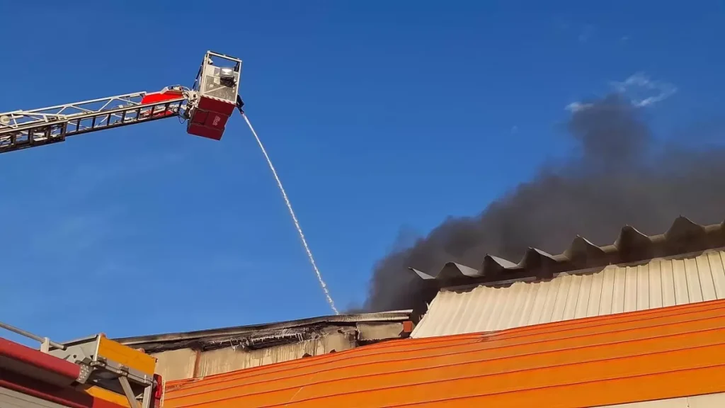 Erzurum’da Boya Fabrikasında Yangın Çıktı