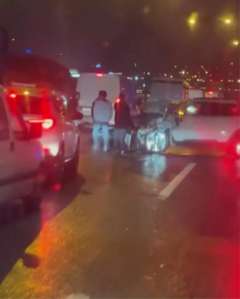 İstanbul’da Zincirleme Kaza: 17 Araç Etkilendi