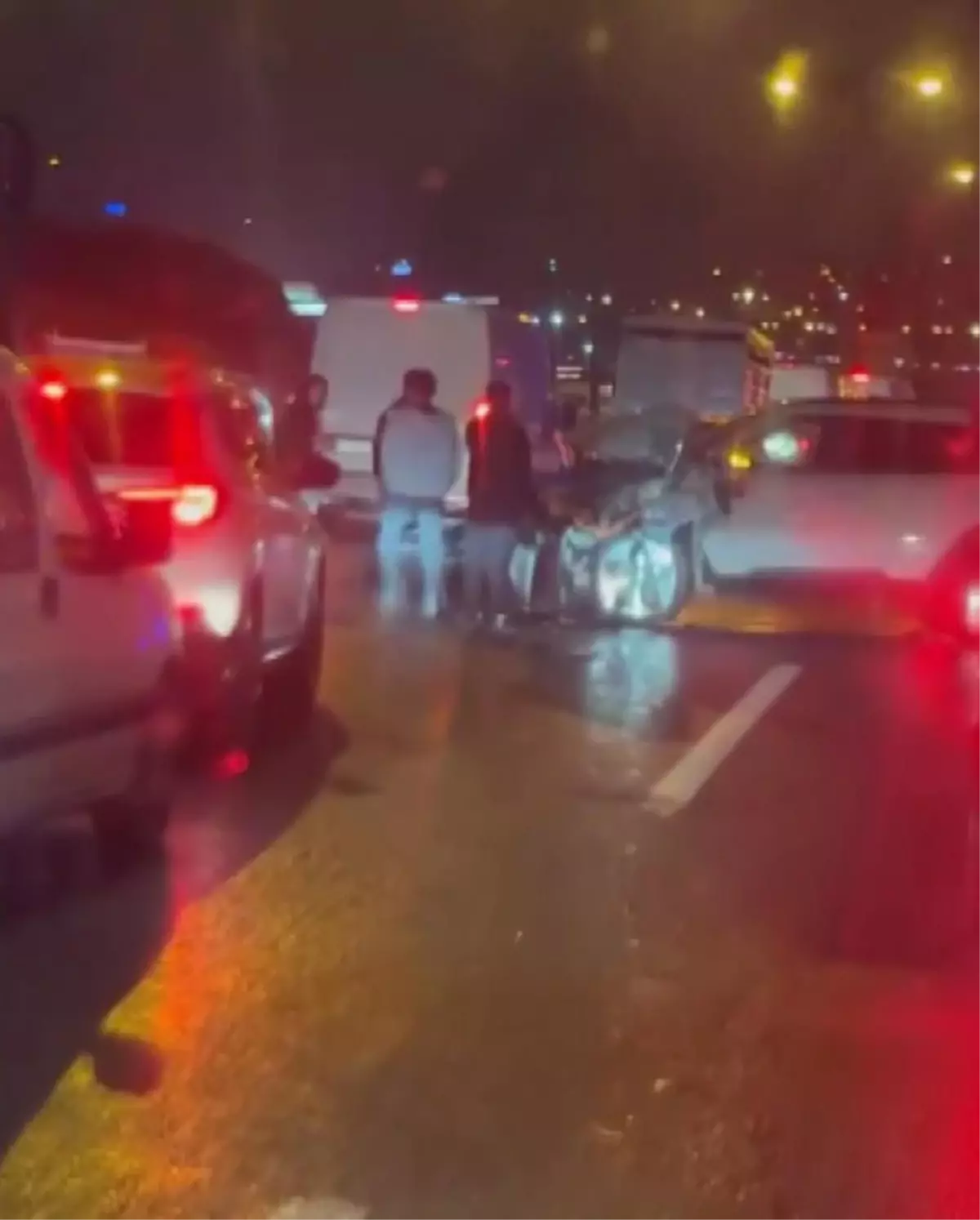 İstanbul’da Zincirleme Kaza: 17 Araç Etkilendi