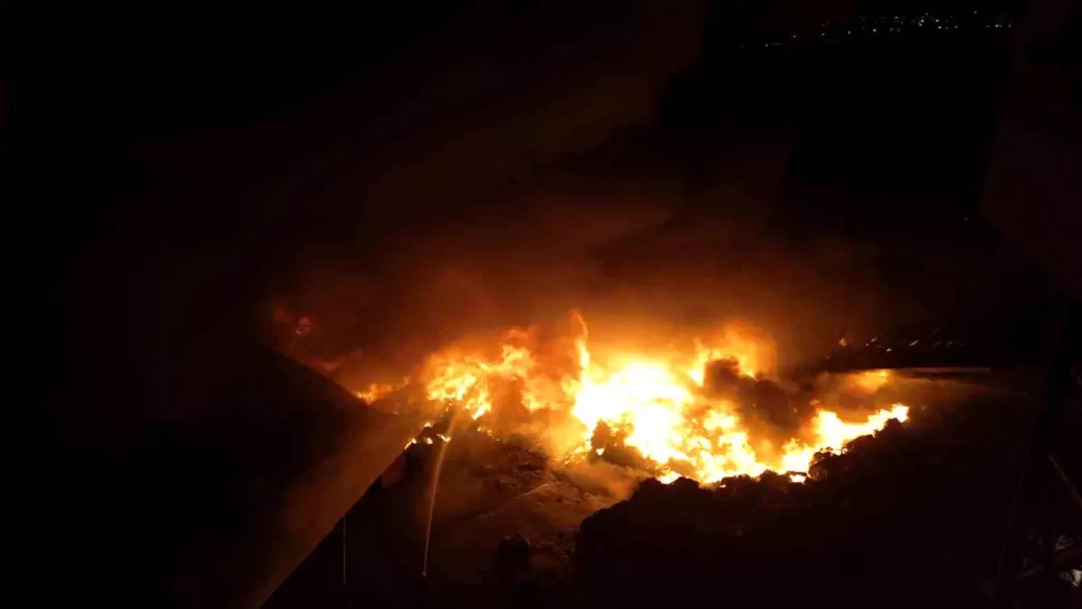 Fabrika Yangınında İtfaiye Personeli ve Çalışan Yaralandı