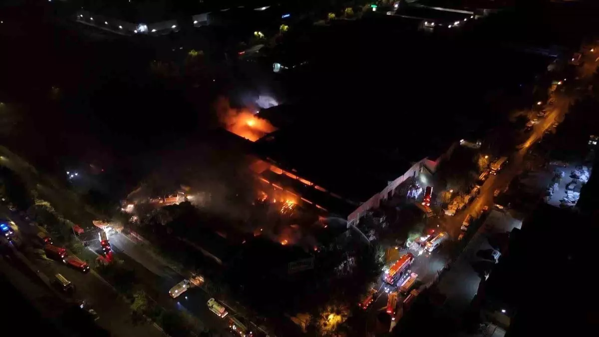 Fabrika Yangını 9 Saat Sonra Hala Kontrol Edilemiyor