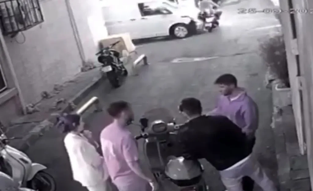 İstanbul Fatih’te Motosikletliye Kamyonet Çarpması