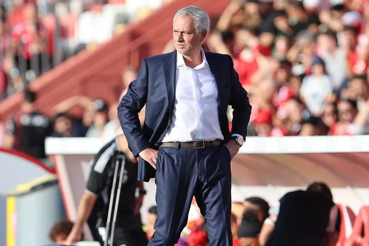 Jose Mourinho, Benfica’da Takım Elbisesiyle Maça Çıktı