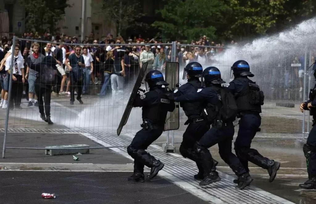Fransa’da Tasarruf Planı Protestoları Şiddetleniyor