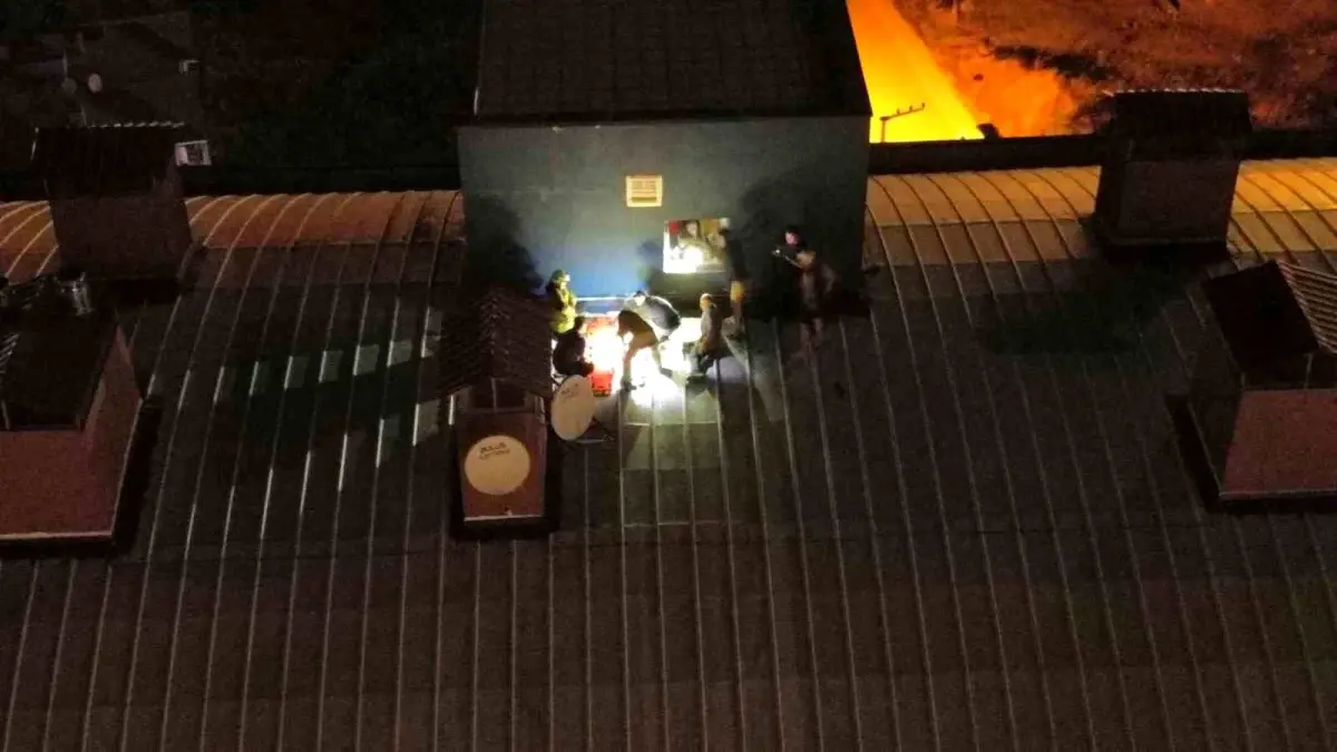 Düzce’de Genç Kızın Çatı Macerası: Üç Kişi Hastaneye Kaldırıldı