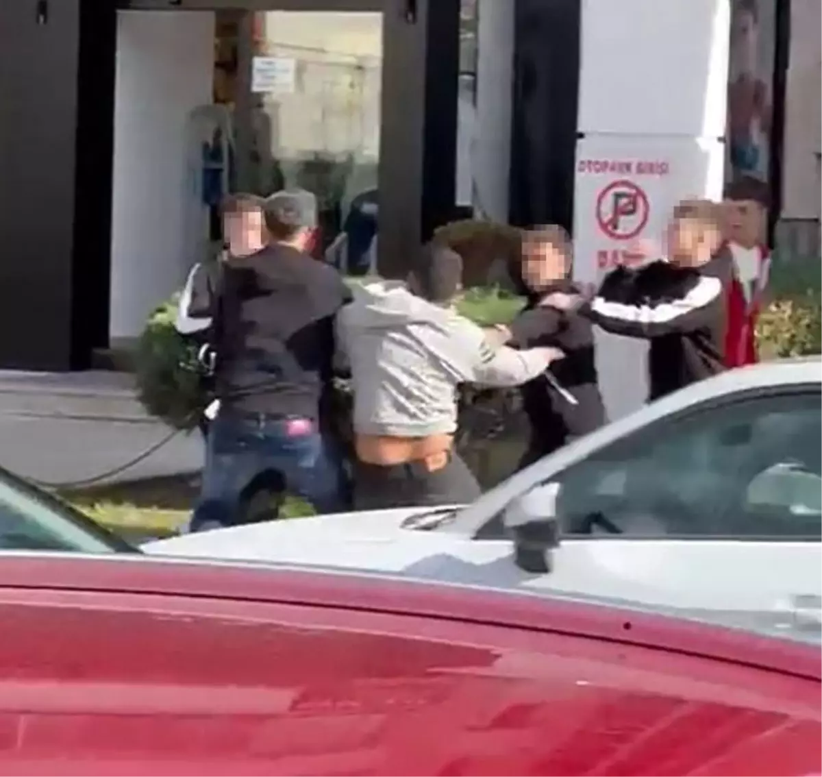 Gençler Arasında Şiddetli Kavga Kamerada!