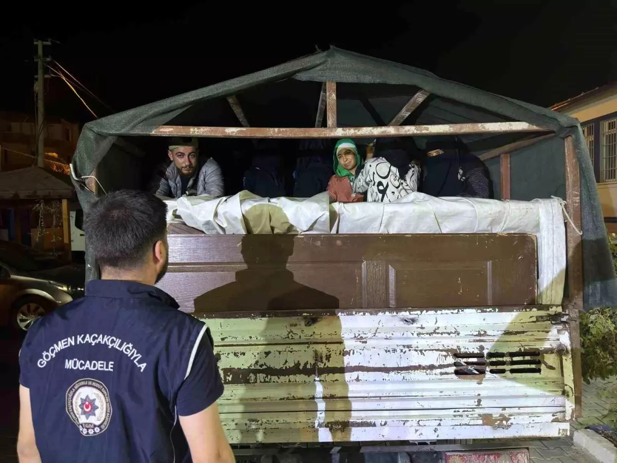 Hatay’da Kamyonet Kasasında 20 Göçmen Yakalandı
