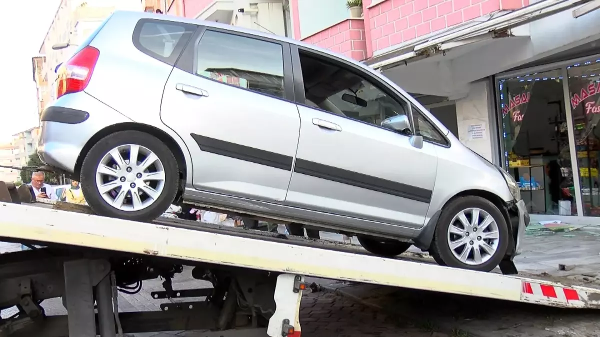 Direksiyon Hakimiyetini Kaybeden Sürücü Yayaya Çarptı