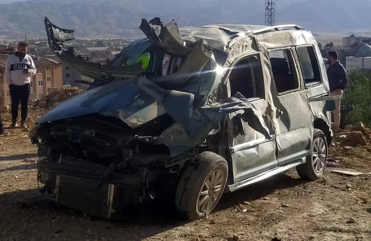 Hakkari’de Otomobil Devrilmesi: 4 Kişi Yaralandı