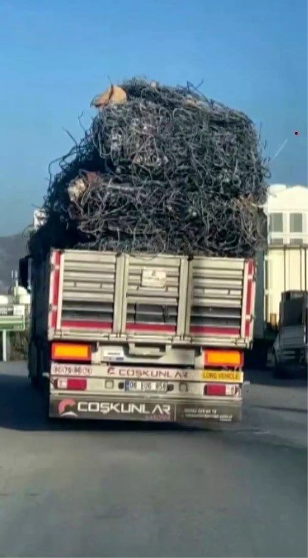 Hatay’da Demir Yüklü Tırın Tehlikeli Yolculuğu
