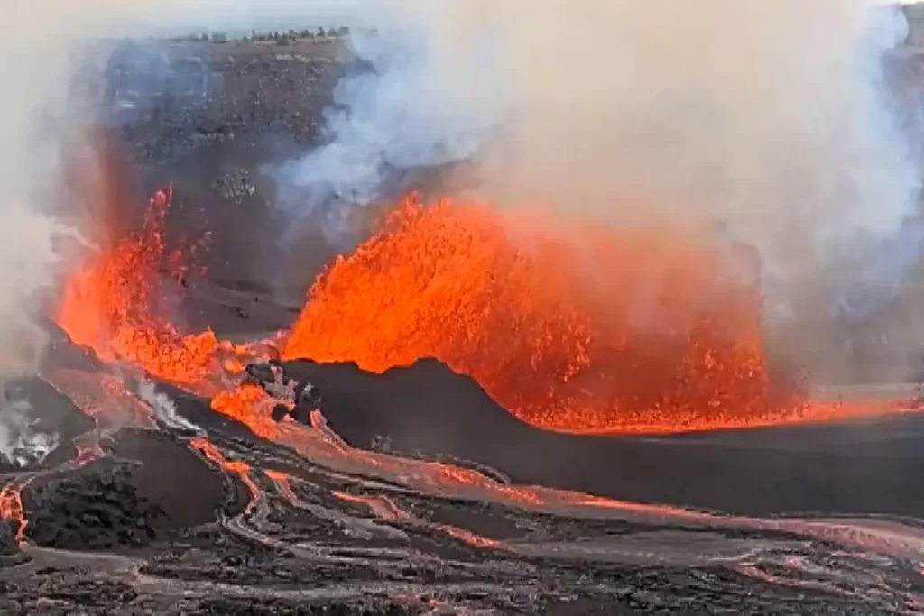 Hawaii’de Kilauea Yanardağı 32 Kez Patladı