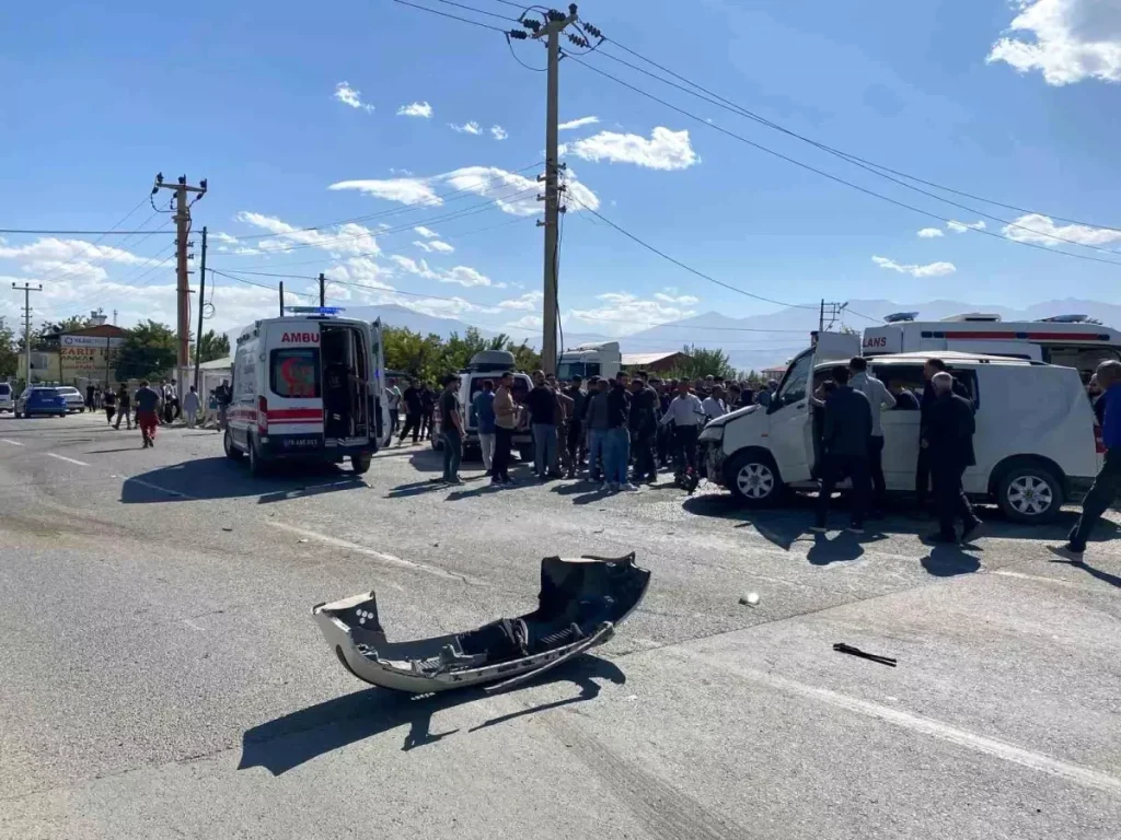 Iğdır’da Zırhlı Polis Aracı ile Otomobil Çarpıştı