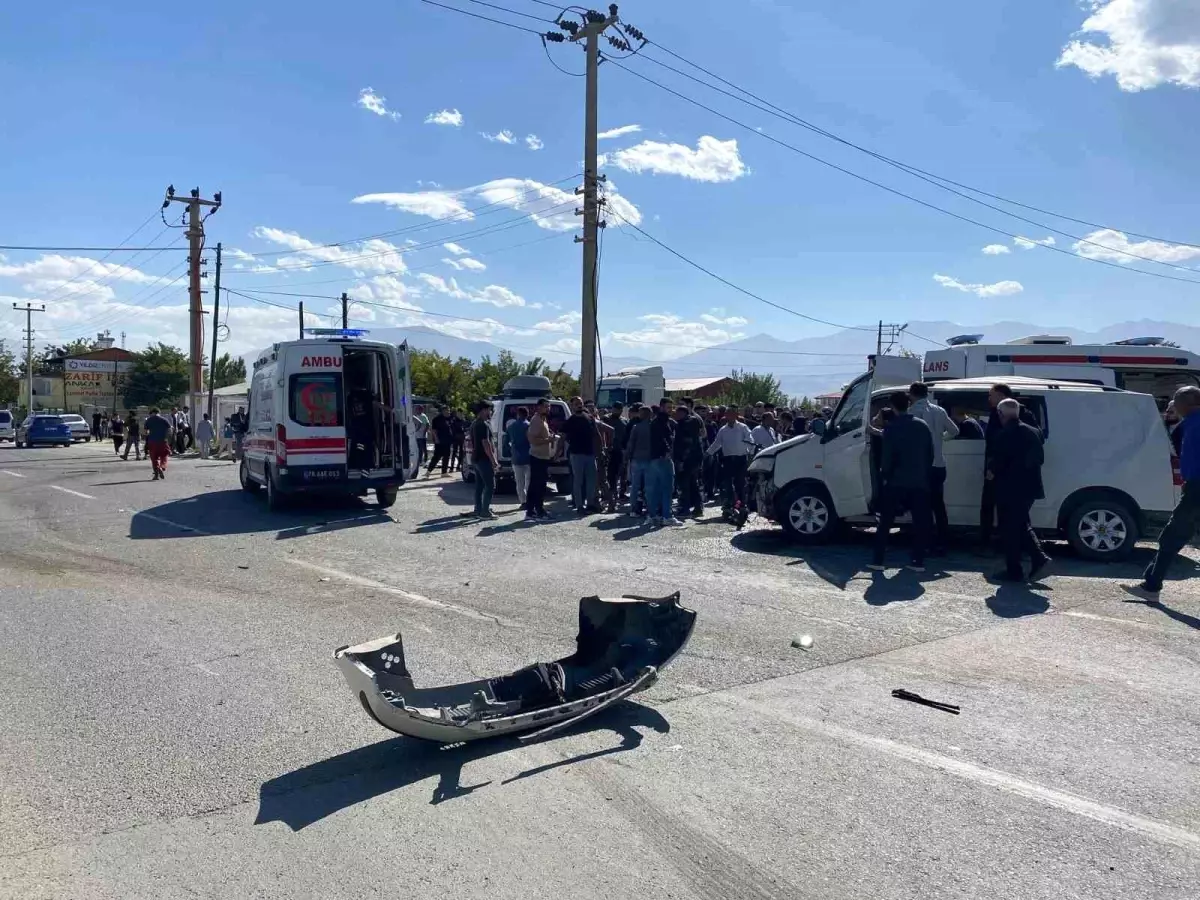 Iğdır’da Zırhlı Polis Aracı ile Otomobil Çarpıştı