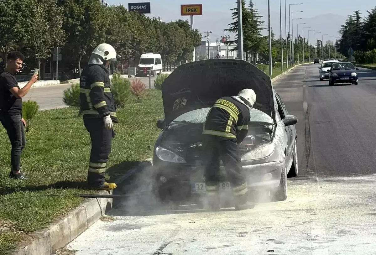 Isparta’da Seyir Halindeki Otomobil Alev Aldı