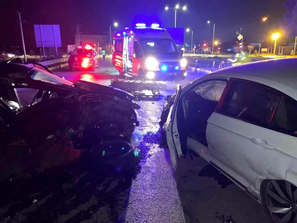 Isparta-Eğirdir Yolu Aliköy Kavşağında Kaza: 2 Yaralı