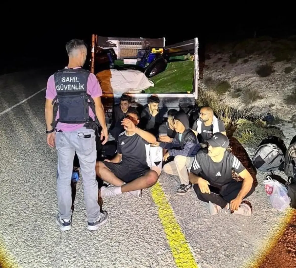 İzmir’de 102 Düzensiz Göçmen Yakalandı, 1 Kaçakçı Gözaltında