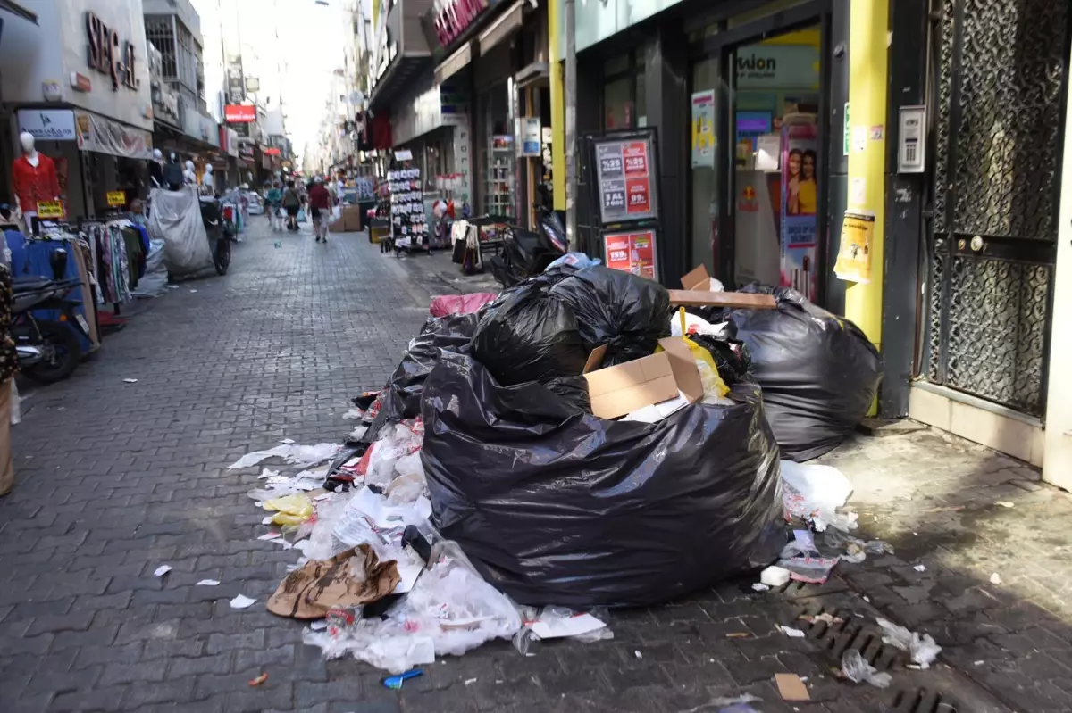 İzmir’de Çöp Yığınları Vatandaşları Kızdırdı