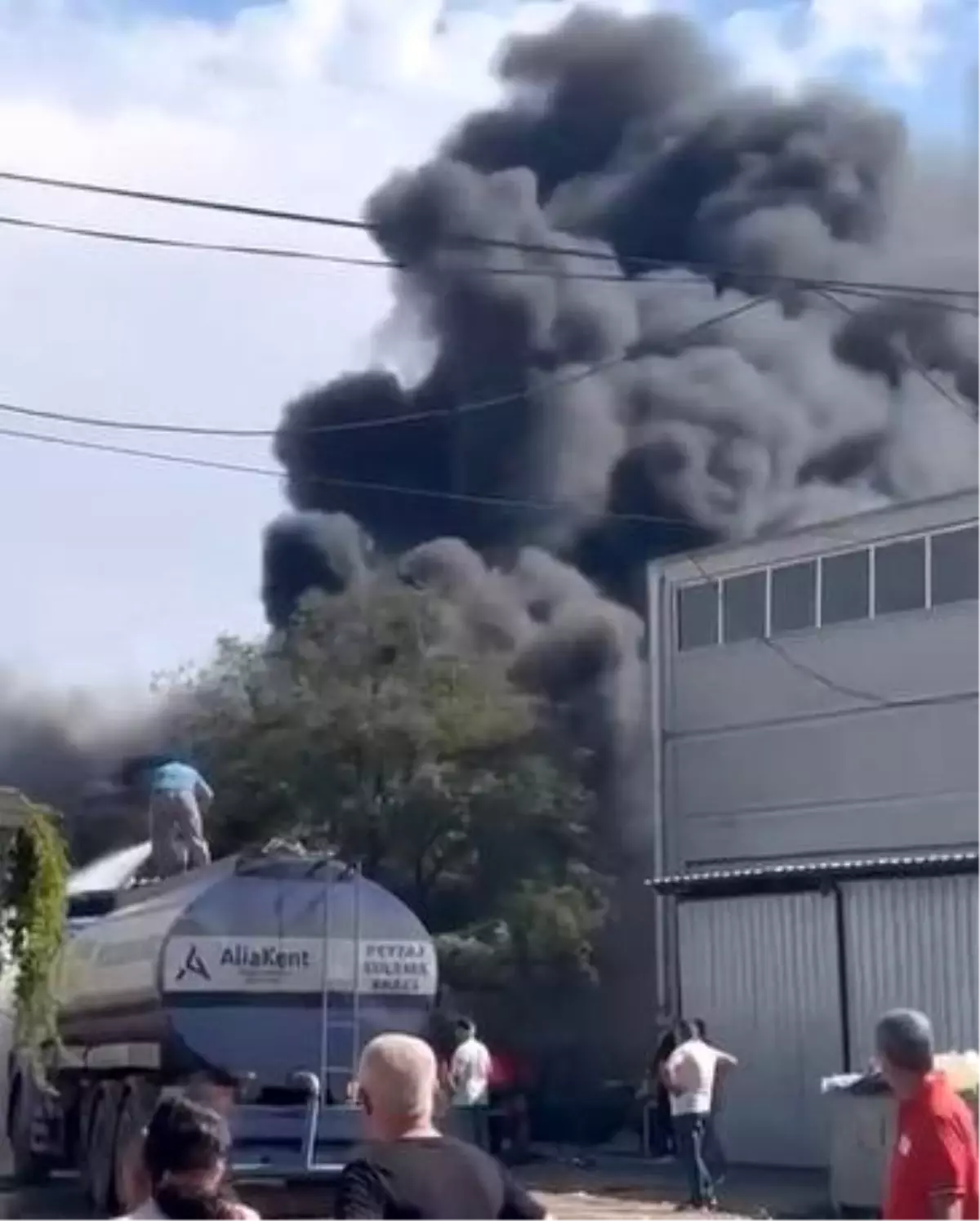 İzmir’de Lastik Tamircisinde Yangın Kontrol Altına Alındı