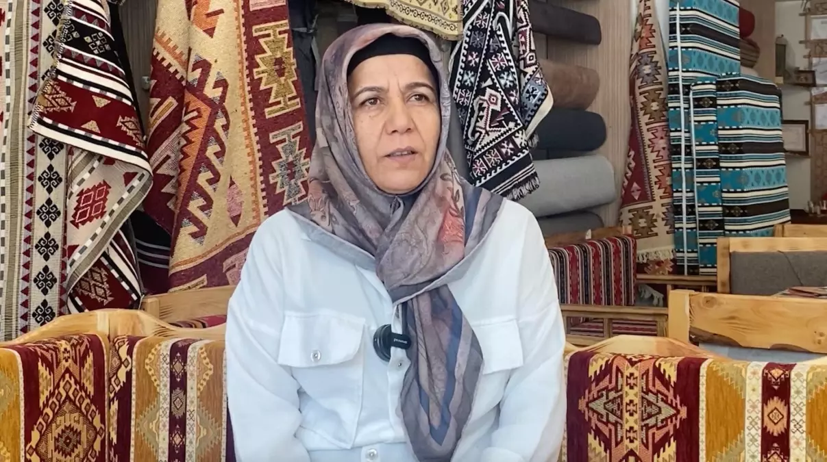 Kadın Elleriyle Ağaçtan Hayaller