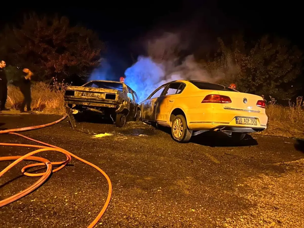 Kafa Kafaya Çarpışan Otomobiller Alev Aldı