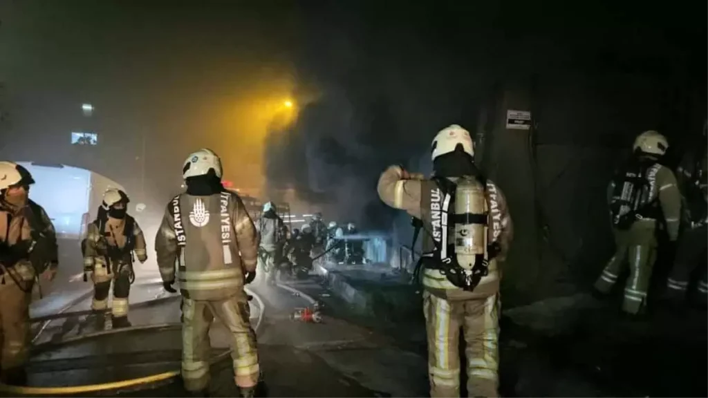 Kağıthane’de Depo Yangını: Alevler Gökyüzünü Kapladı