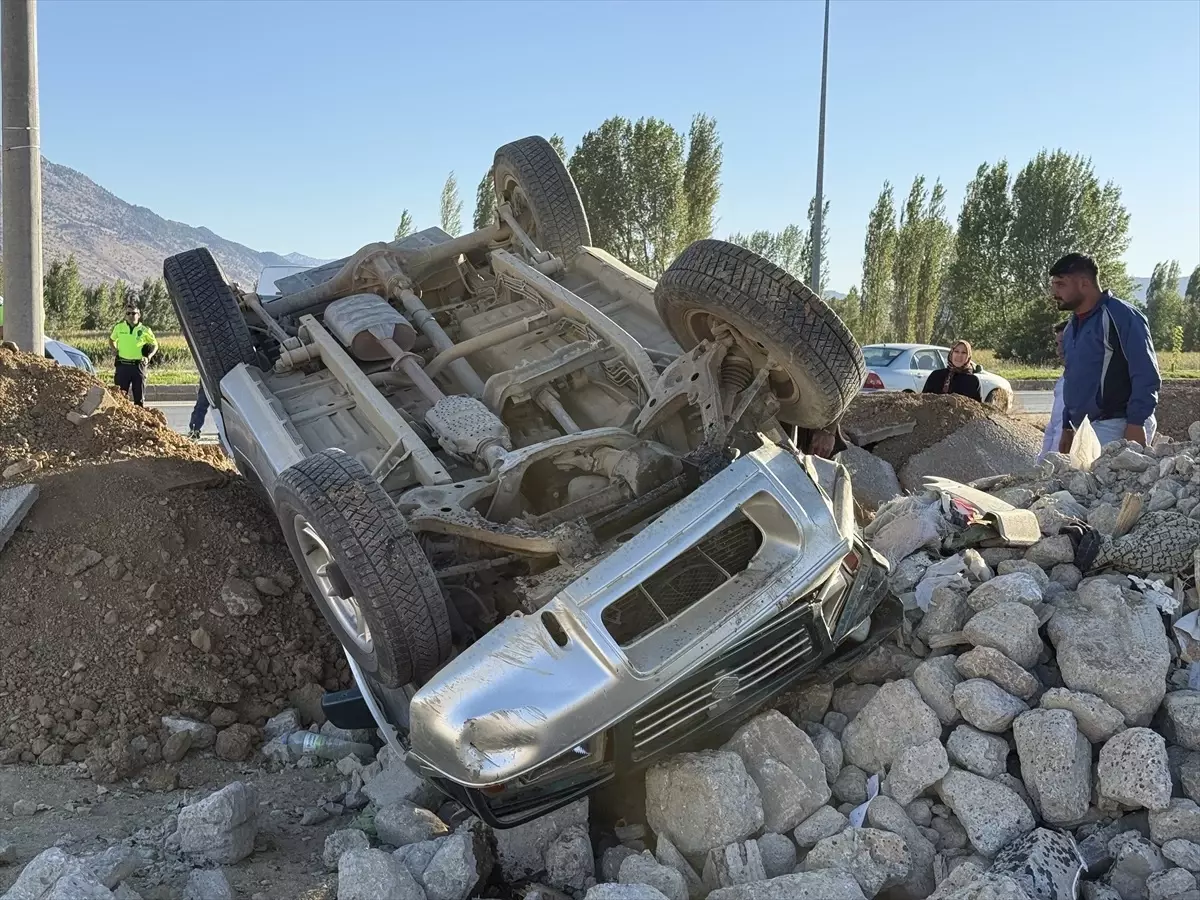 Cip Devrildi, 3 Kişi Yaralandı