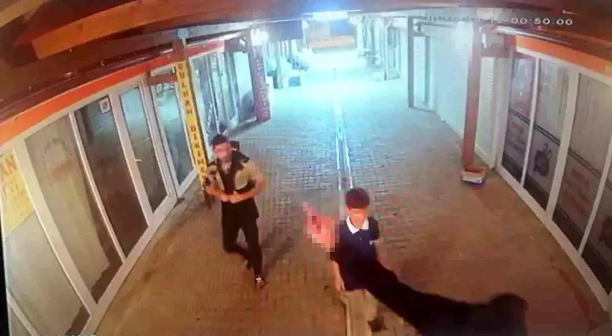 Pişkin Hırsızlar Kameralara El Hareketi Çekti, Yakalandı!