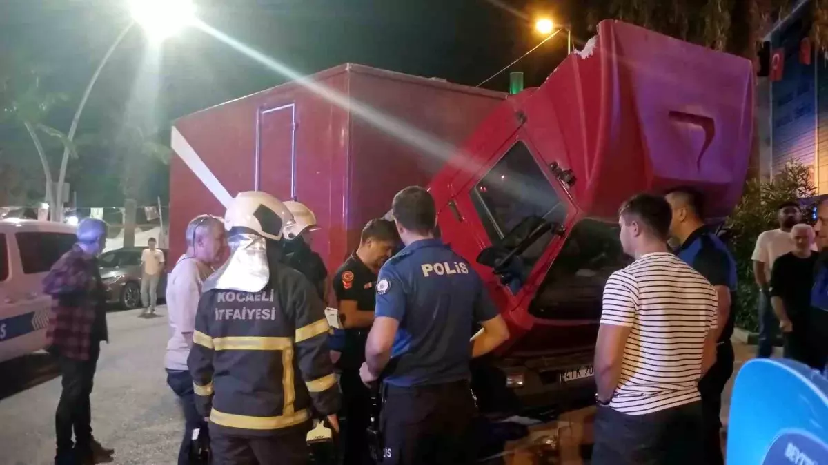 Kamyonetin Motoru Yangınla Başa Çıkamadı