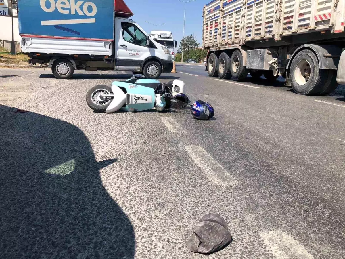 Eskişehir’de Kaza: Motosiklet Devrildi, 2 Kişi Yaralandı