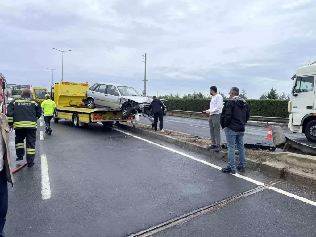 Tekirdağ’da Kamyonla Çarpışan Otomobil Refüje Daldı