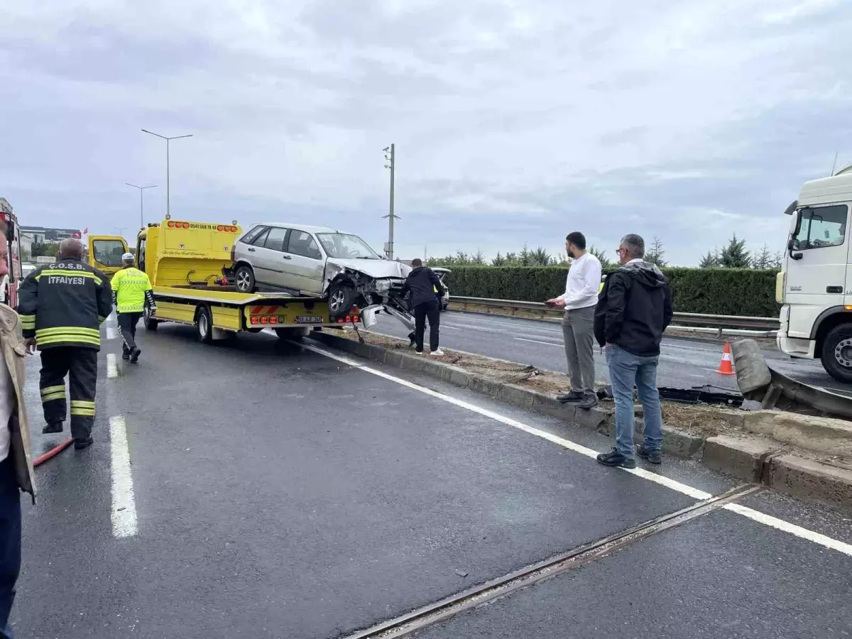 Tekirdağ’da Kamyonla Çarpışan Otomobil Refüje Daldı