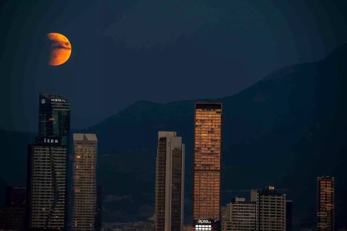 Kanlı Ay Tutulması İzmir’de Gözlemlendi