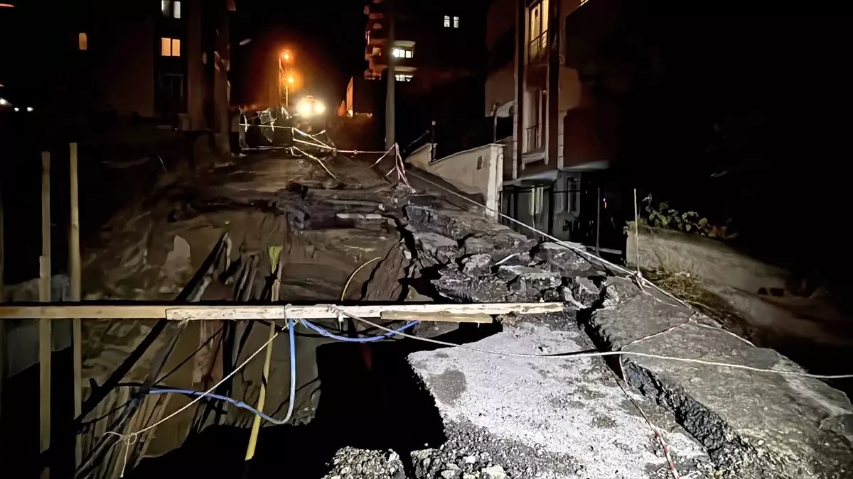 Karabük’te İnşaat Sahası Yanındaki Yol Çöktü