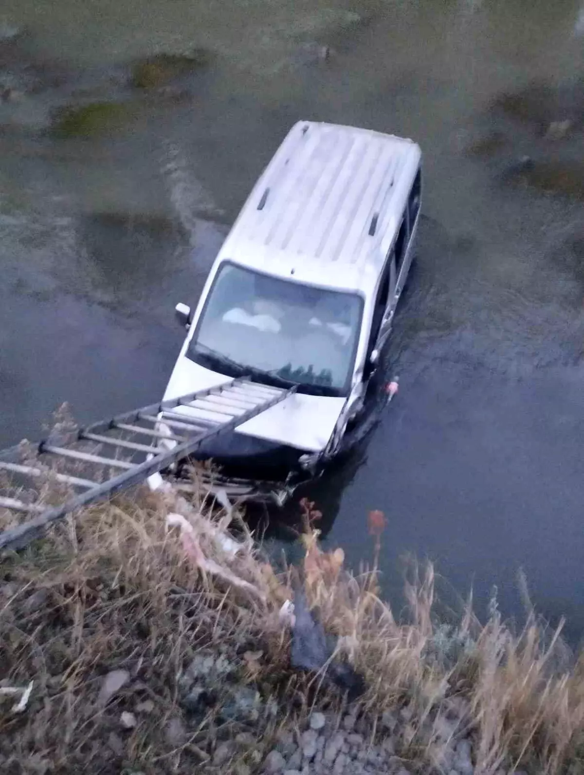 Kars’ta Hafif Ticari Araç Kars Çayı’na Düştü: 1 Yaralı