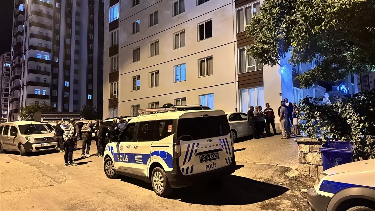 Talas’ta 12 Yaşındaki Çocuk Üvey Babasını Bıçakladı