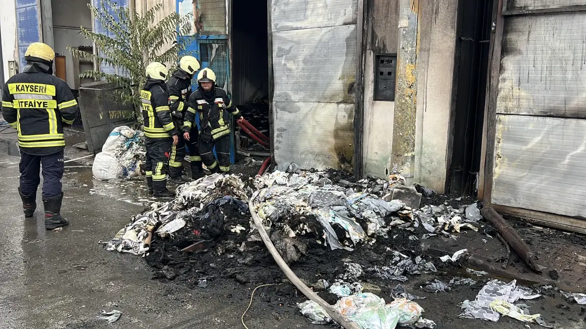 Kayseri’de Tekstil Atıkları Yangını: 3 İş Yeri Zarar Gördü