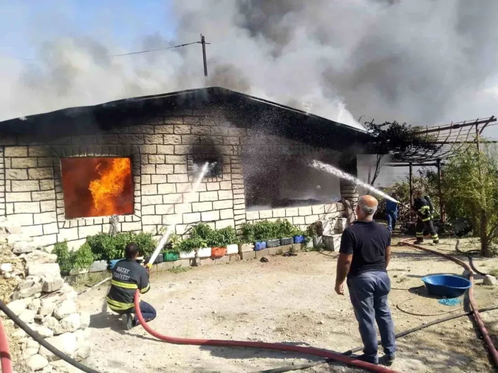 “Kırıkhan’da Müstakil Ev Alevlere Teslim Oldu”