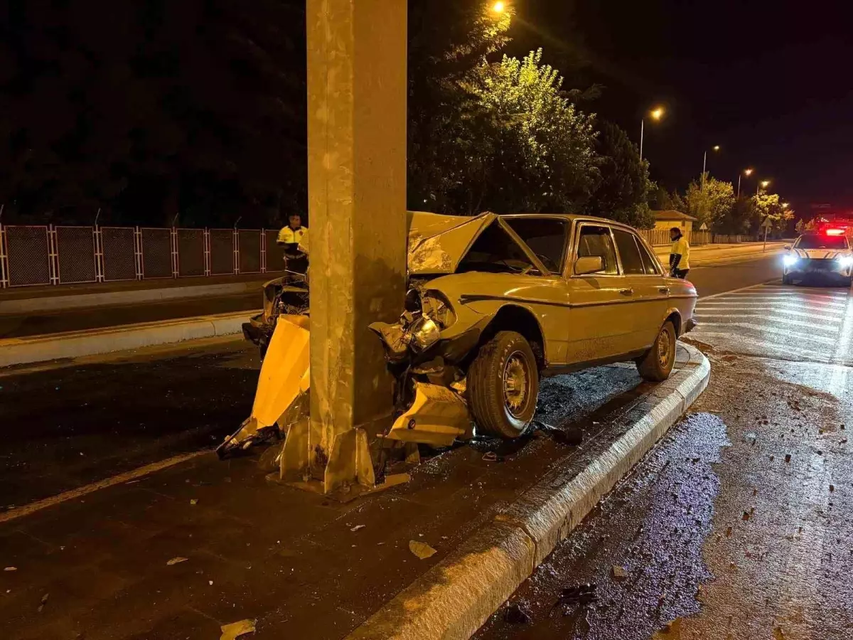 Klasik Otomobil Direğe Çarpıştı: Sürücü Ağır Yaralandı