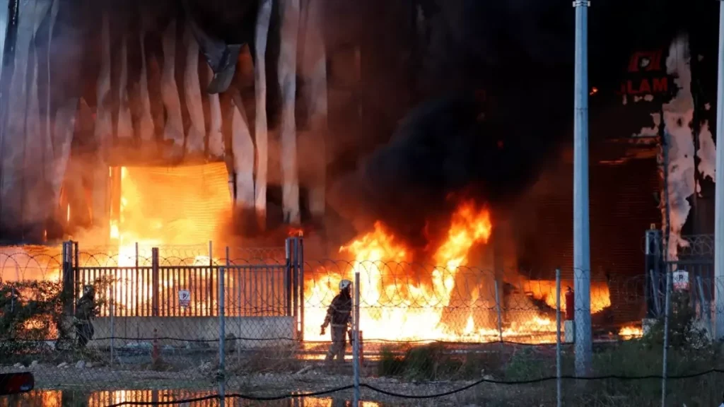 Kocaeli Lojistik Depo Yangını Kontrol Altına Alındı