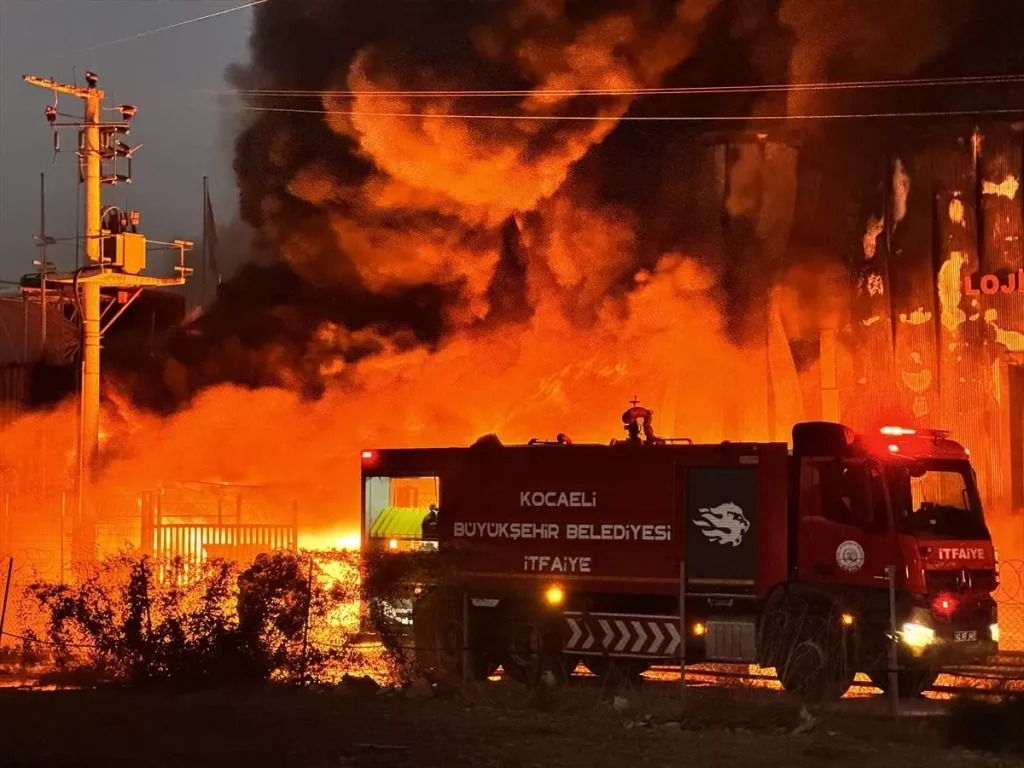 Kocaeli Lojistik Depo Yangınına Ekipler Müdahale Ediyor