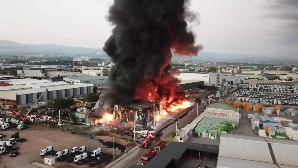 Kocaeli’de Lojistik Depo Yangınına Büyük Müdahale
