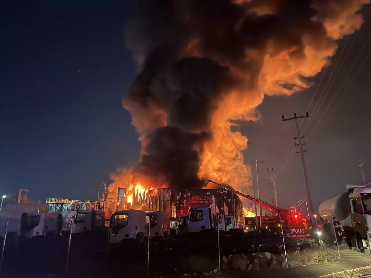 Kocaeli’de Lojistik Depo Yangınına Ekiplerin Müdahalesi Sürüyor