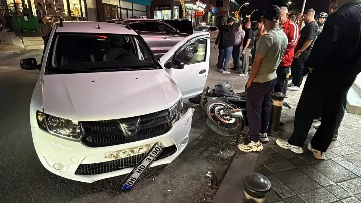 Kocaeli’de Otomobil-Motosiklet Çarpışması: 2 Yaralı