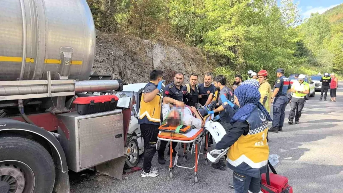 Asit Yüklü Tankere Çarpan Otomobilde 5 Kişi Yaralandı