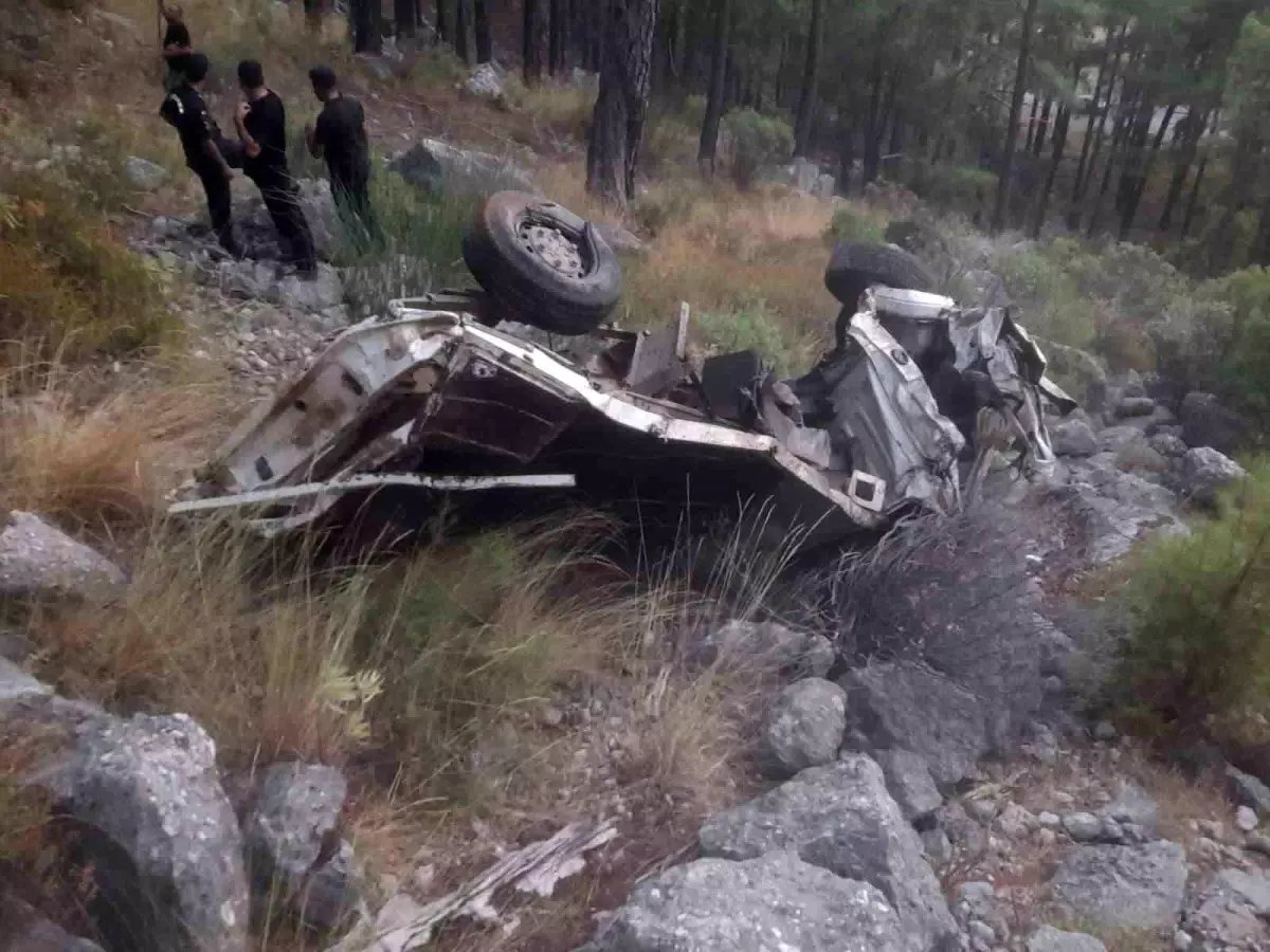 Koyunlarla Dolu Kamyonet Uçuruma Yuvarlandı: 1 Ölü